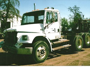Salvage 1999 Freightliner FL80 - 2747-FRTLR