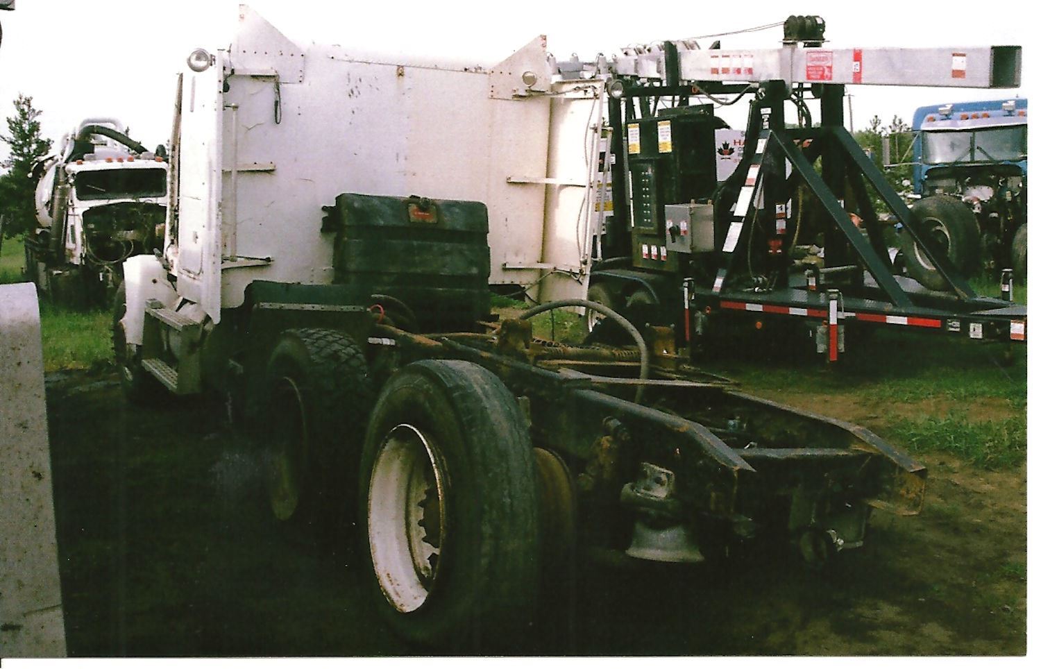 Salvage 1996 Freightliner FLD120 Truck Tractor  image 2