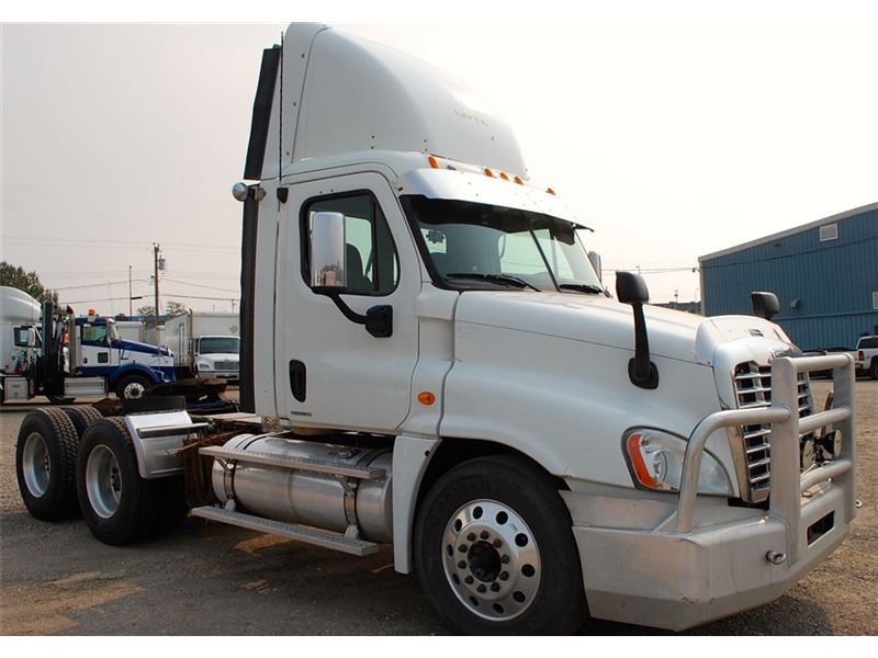 Salvage 2014 Freightliner CENTURY CLASS Day  image 3