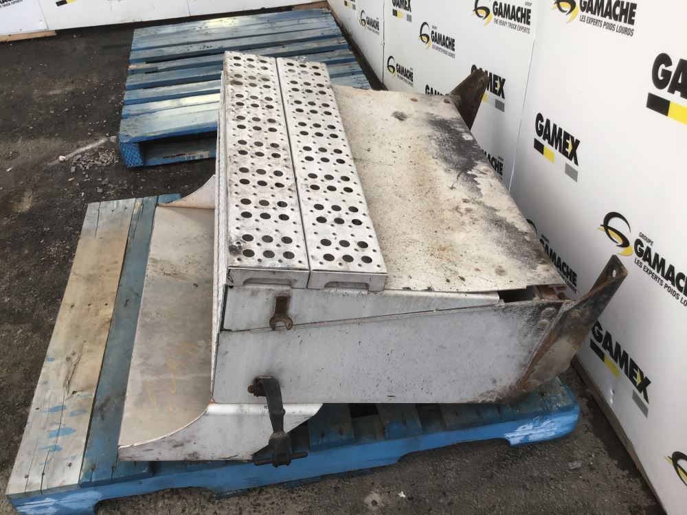 Used 2005 FREIGHTLINER CLASSIC Battery Box for sale St. PauldeL'lle