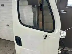 Used FREIGHTLINER M2 106 Door (Stock #10186)) Part Image