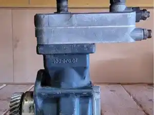 Used MERCEDES MBE4000 Air Compressor Image