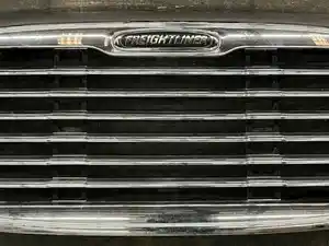 Used 2007 FREIGHTLINER COLUMBIA Grille (Stock #8532)) Part Image