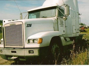 Used 2000 Freightliner FLD120 Sleeper Image
