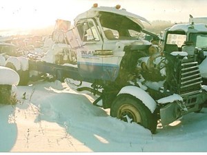Used 1997 Mack RD688S Front Axle, Complete Image
