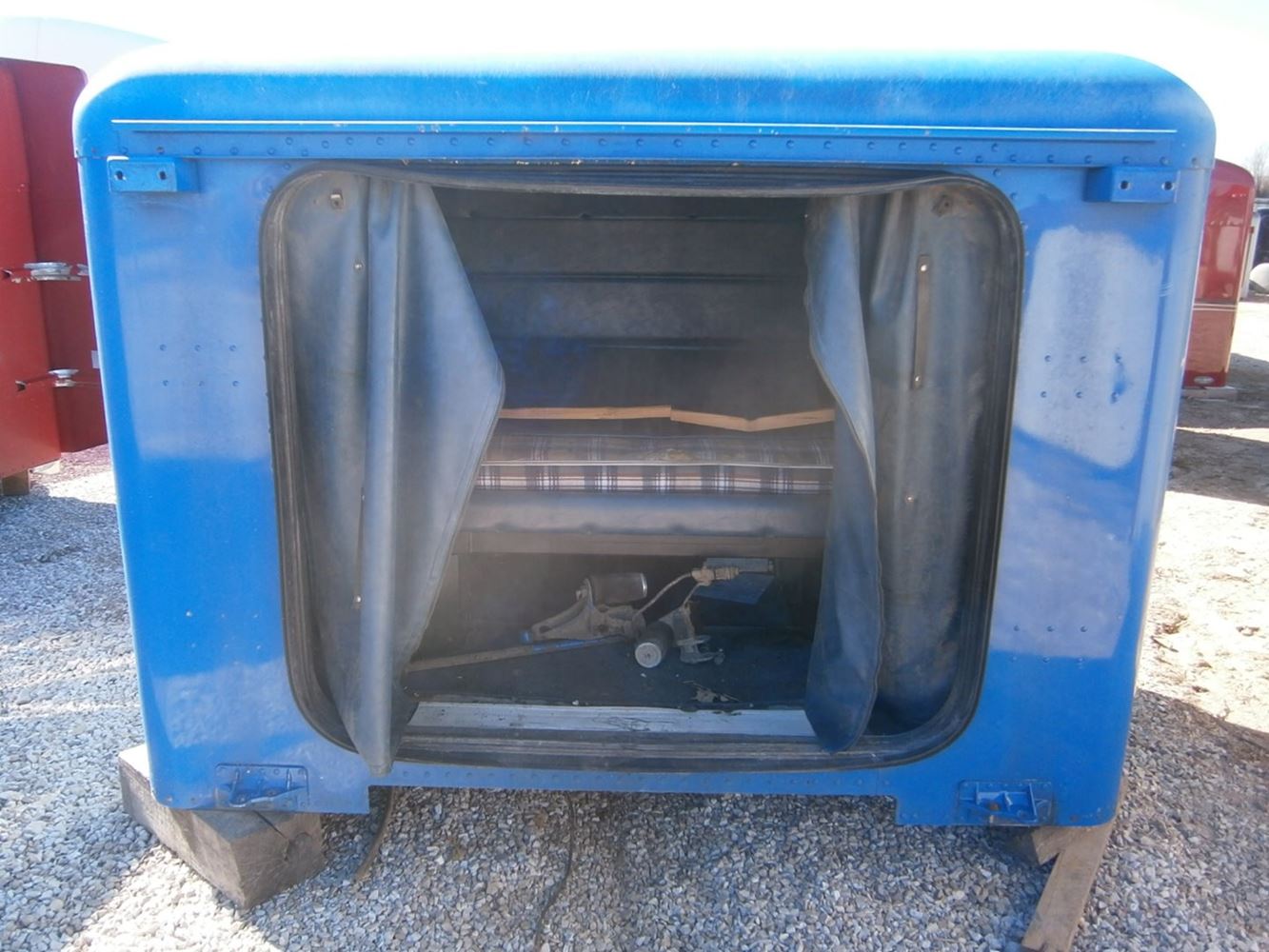 1995 Peterbilt Sleeper, 63 inches less Extenders, NonUnibilt Flat Top