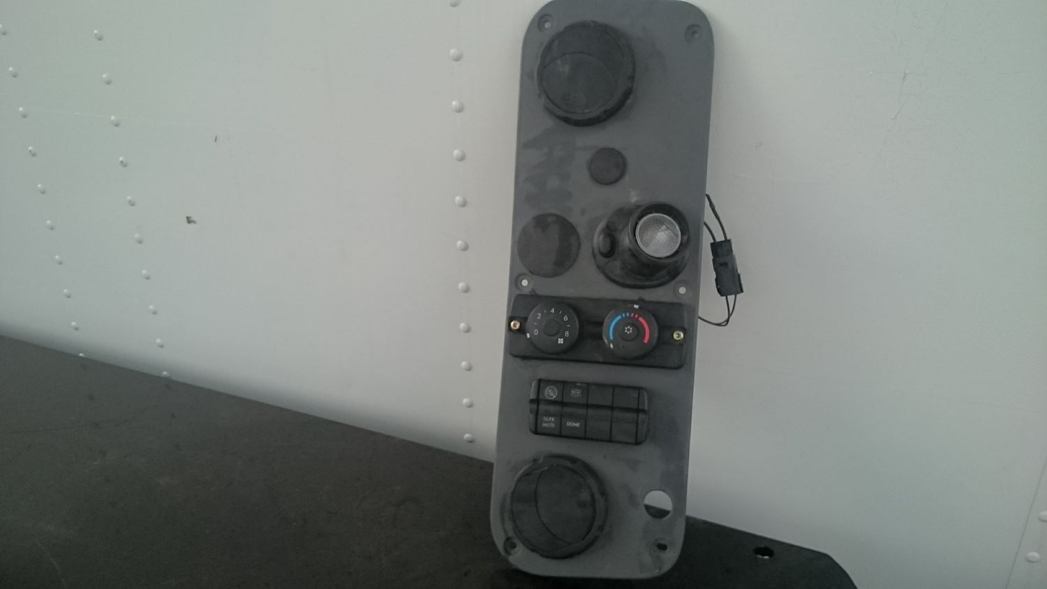 USED DASH PANEL WITH AC/HEAT MODULE DOME LIGHT AND AIR VENTS FOR 2012 FREIGHTLINER CASCADIA ...