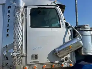 Used 2013 Western Star 4900 SA Door (Stock #2-5084-9)) Part Image