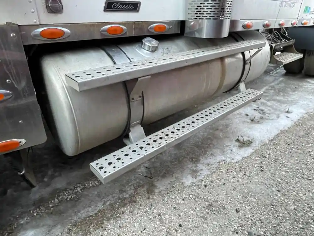 Used 2008 Freightliner Classic 120 Fuel Tank for sale Anola Manitoba