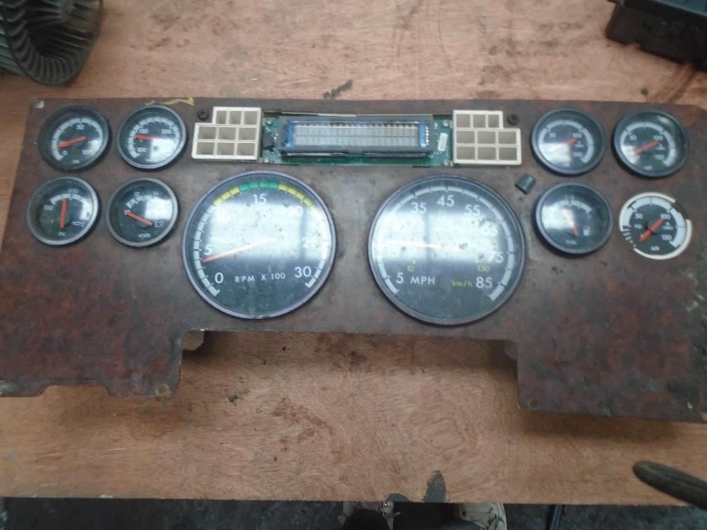 2000 FREIGHTLINER CST120 CENTURY (Stock 112990) Instrument Cluster TPI