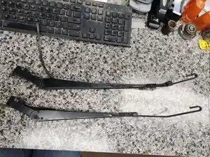 Used 1998 Ford LT9522 Louisville 122 Wiper Arm (Stock #23-121-10)) Part Image