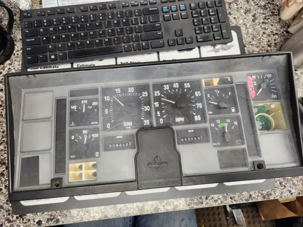 1999 INTERNATIONAL 4700 CLUSTER visual data 4