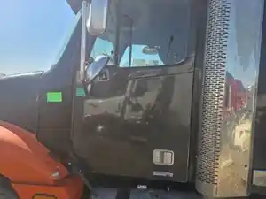 Used 2006 Freightliner Columbia 120 Door (Stock #P-664)) Part Image