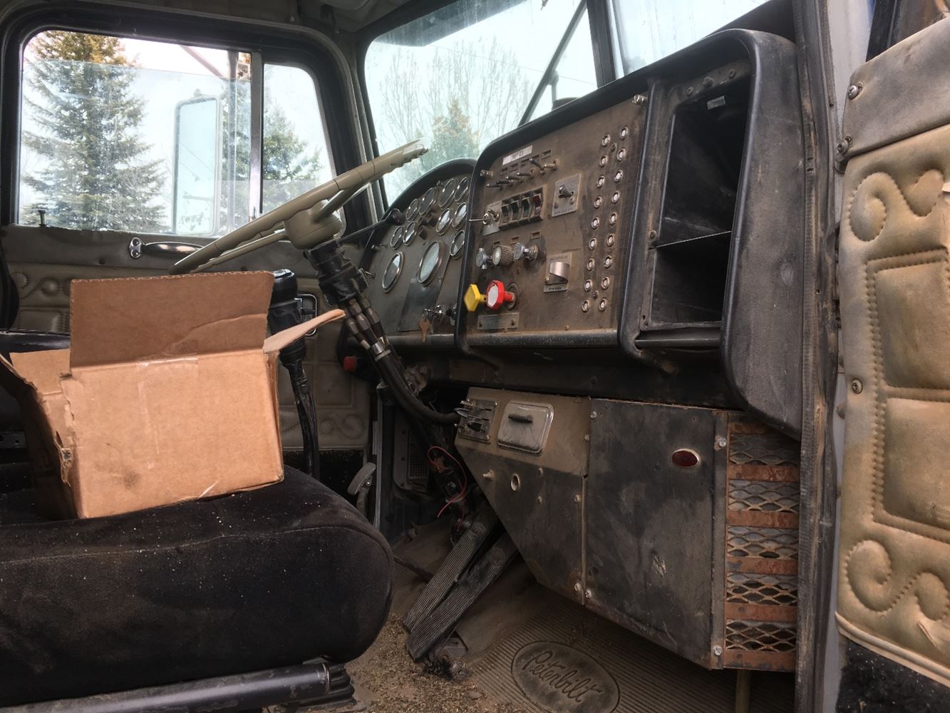 Image 4 of part Used 1983 Peterbilt 359 Cab