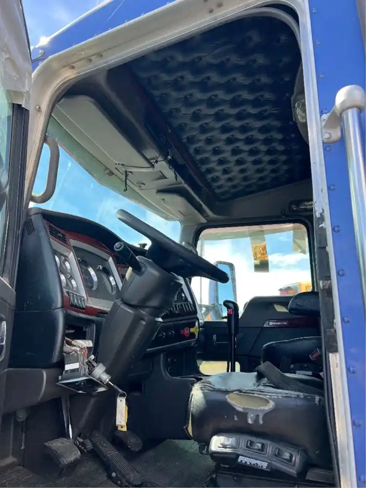 Image 5 of part Used 2006 Kenworth T600 Cab