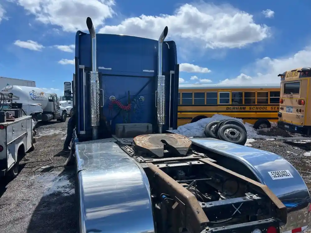 Image 4 of part Used 2006 Kenworth T600 Cab