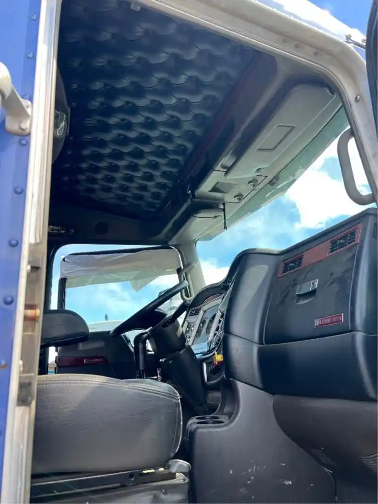 Image 2 of part Used 2006 Kenworth T600 Cab