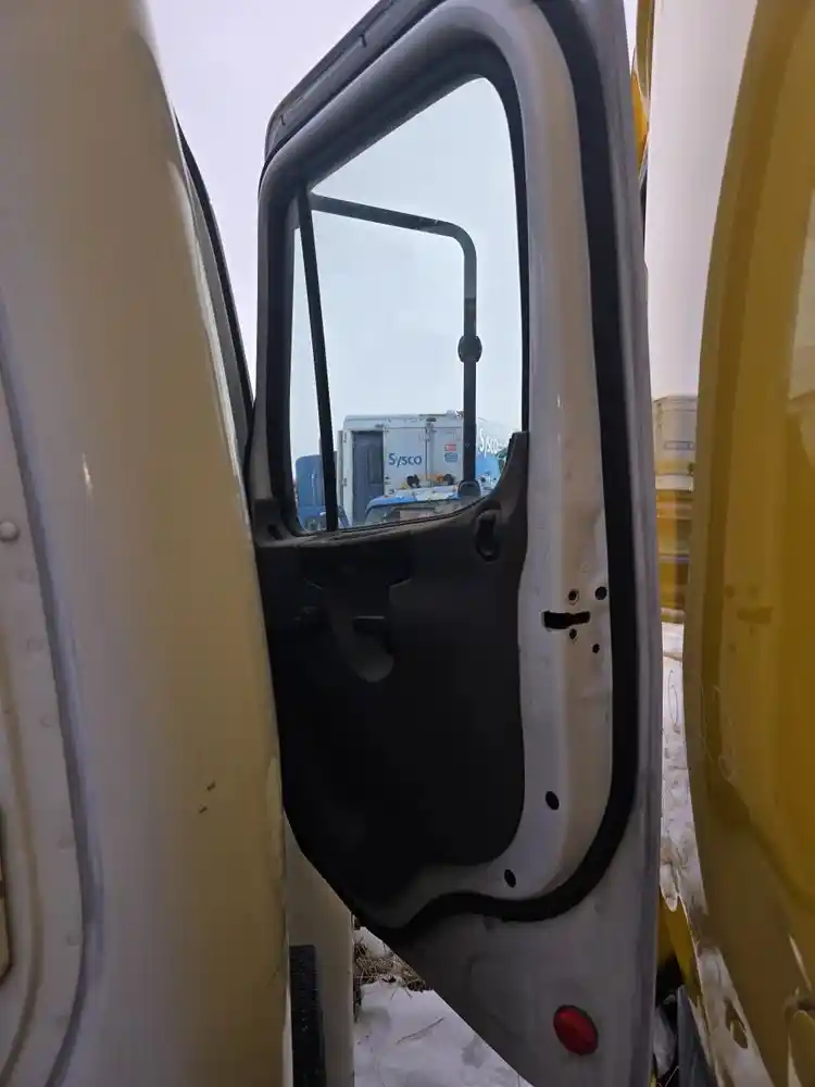 Image 2 of part Used 2005 Freightliner M2 106 Door