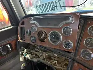 Used 2005 Peterbilt 379 Instrument Cluster (Stock #40724-10)) Part Image