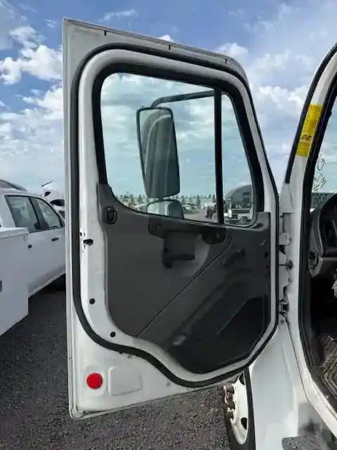 Image 2 of part Used 2006 Freightliner M2 106 Door