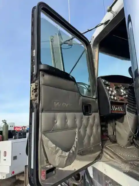 Image 7 of part Used 2006 Kenworth W900 Cab