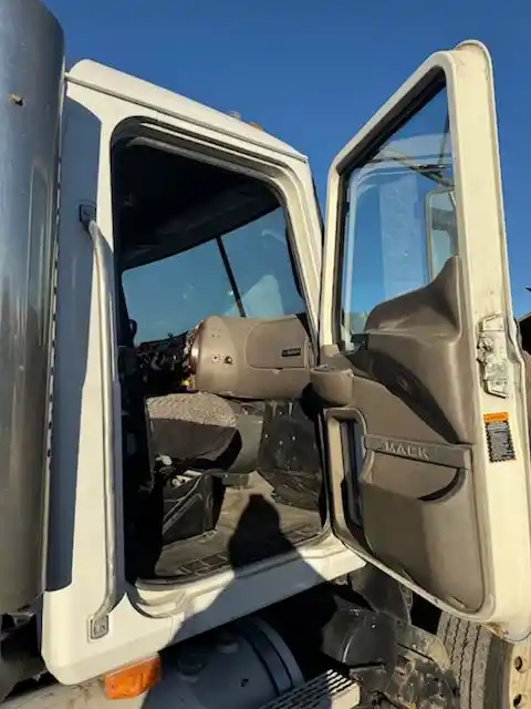 Image 7 of part Used 2006 Mack CHN613 Cab