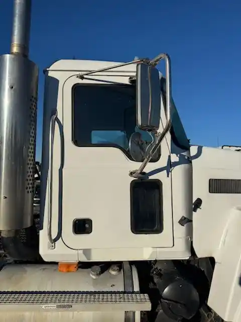 Image 8 of part Used 2006 Mack CHN613 Cab