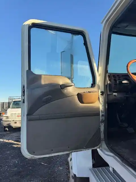 Image 3 of part Used 2006 Mack CHN613 Cab