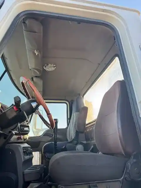 Image 4 of part Used 2006 Mack CHN613 Cab