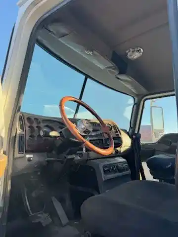Image 2 of part Used 2006 Mack CHN613 Cab