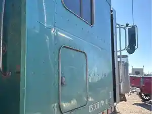 Used 2006 Peterbilt 379 Sleeper (Stock #102825-20)) Part Image