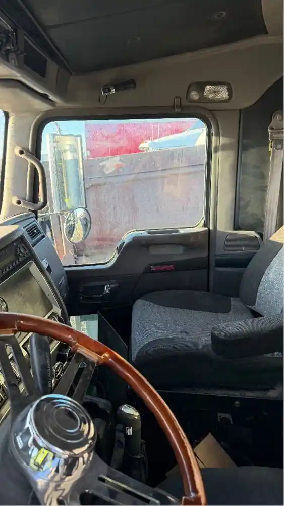 Image 10 of part Used 2009 Kenworth T800 Cab