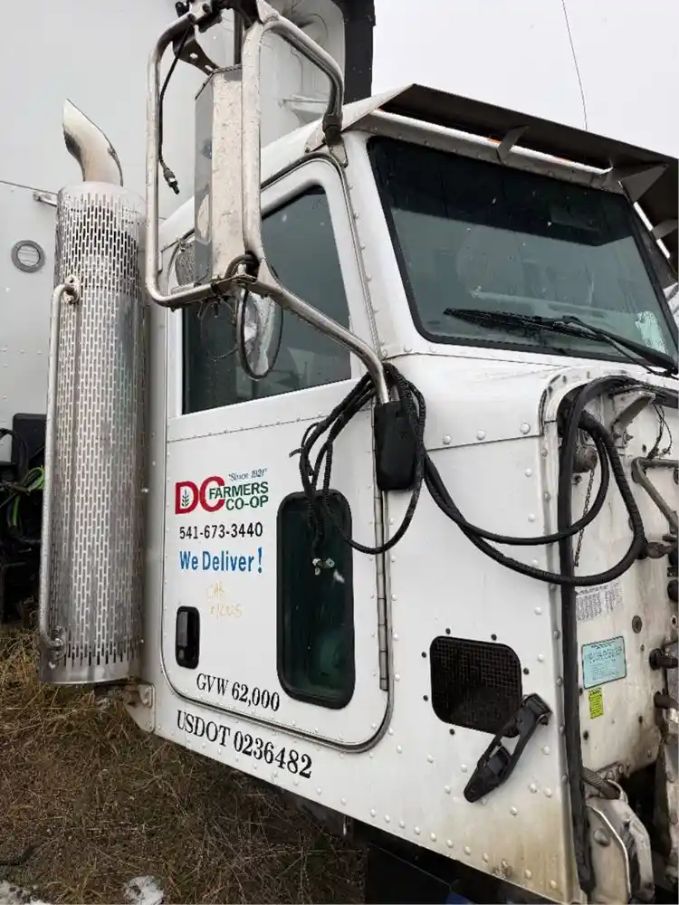 Image 5 of part Used 2009 Peterbilt 365 Cab