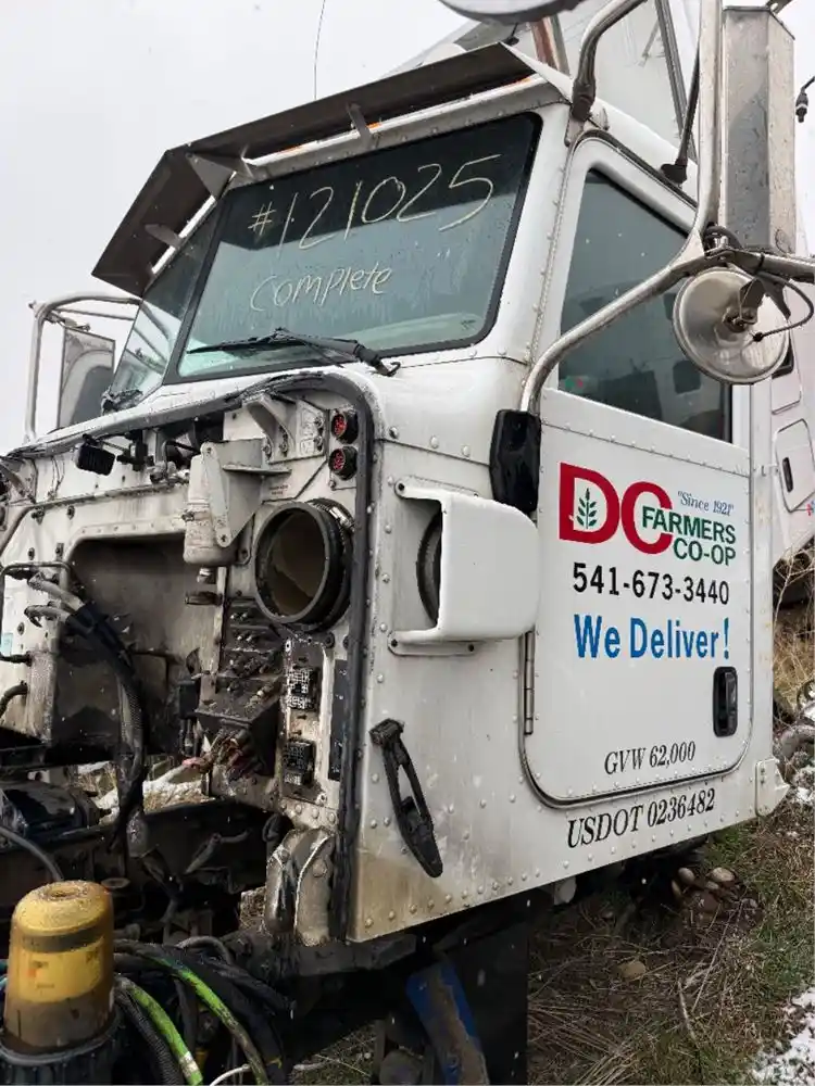 Image 8 of part Used 2009 Peterbilt 365 Cab