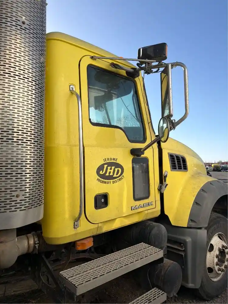 Image 4 of part Used 2010 Mack GU713 Cab