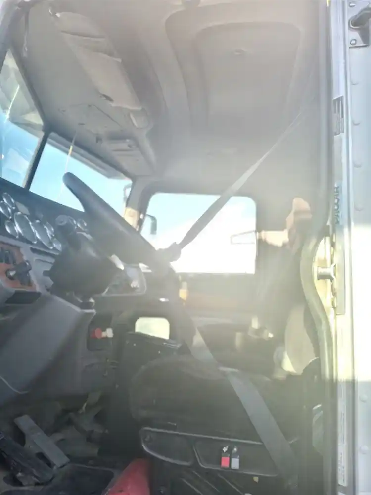 Image 3 of part Used 2012 Peterbilt 384 Cab