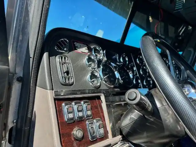 Image 4 of part Used 2012 Peterbilt 389 Cab