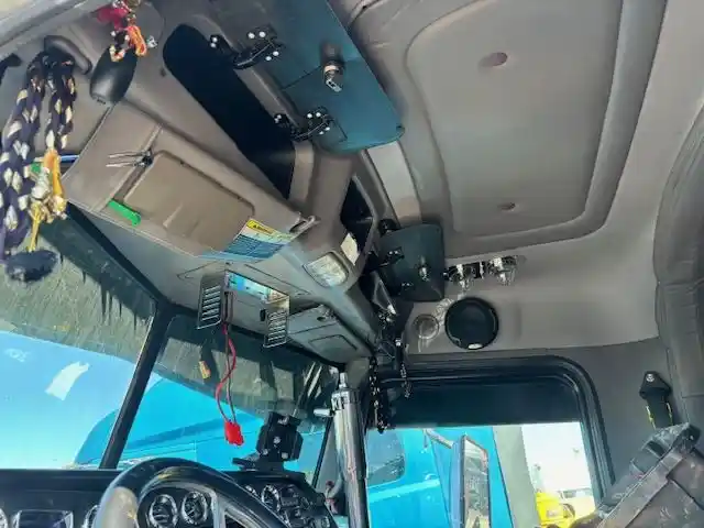 Image 5 of part Used 2012 Peterbilt 389 Cab