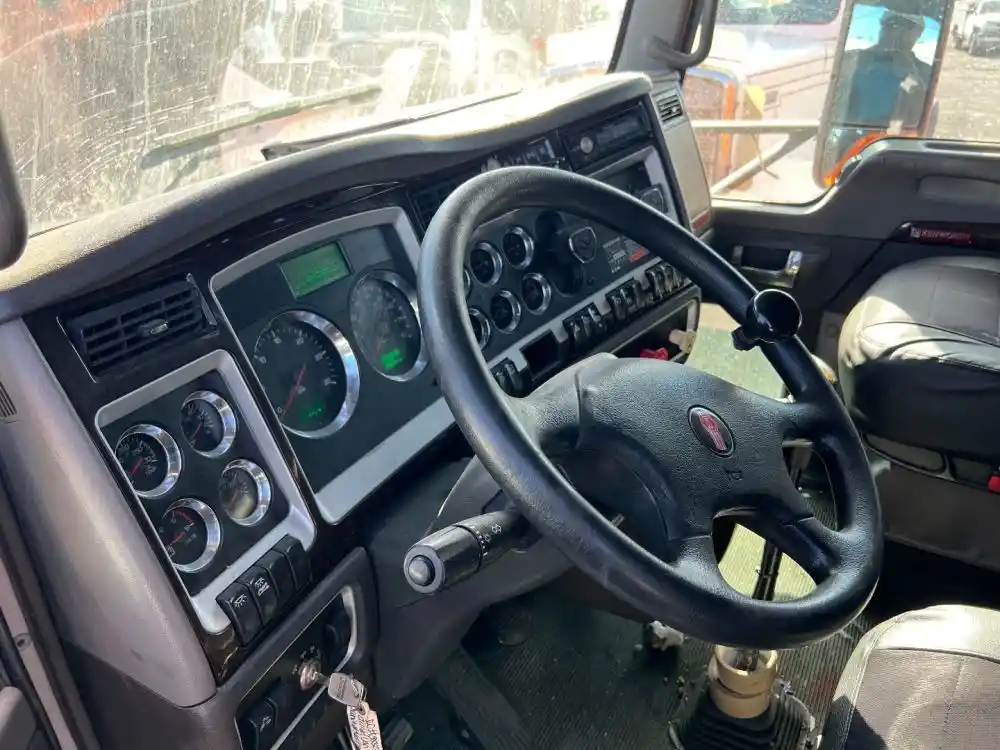 Image 5 of part Used 2013 Kenworth T660 Cab
