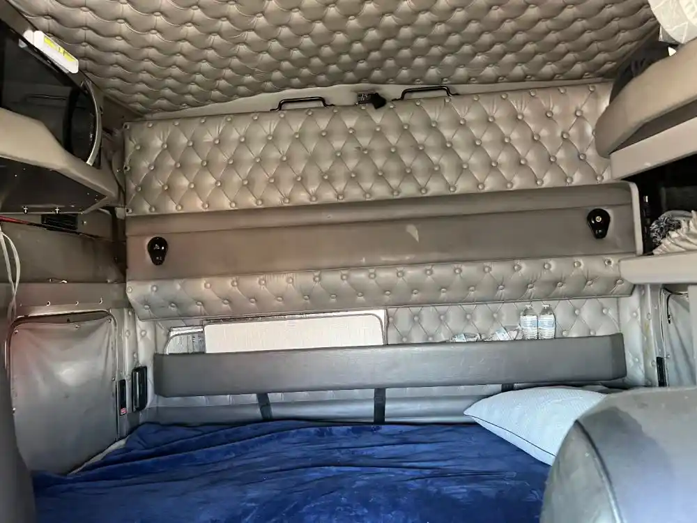 Image 3 of part Used 2013 Kenworth T660 Cab