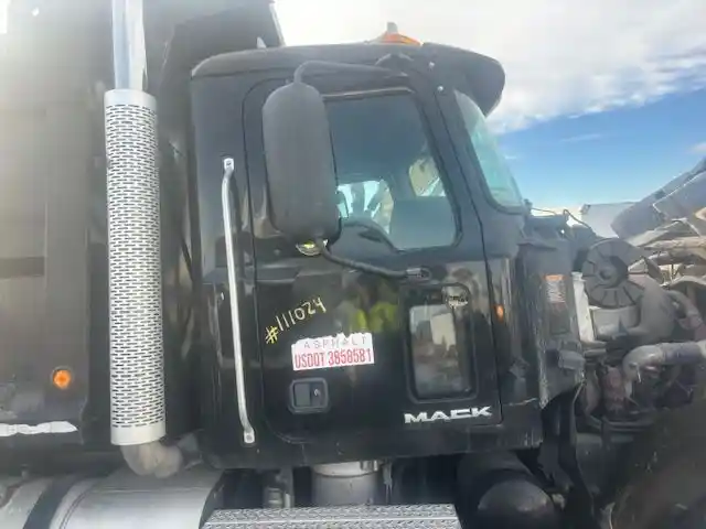 Image 5 of part Used 2013 Mack CHU613 Cab