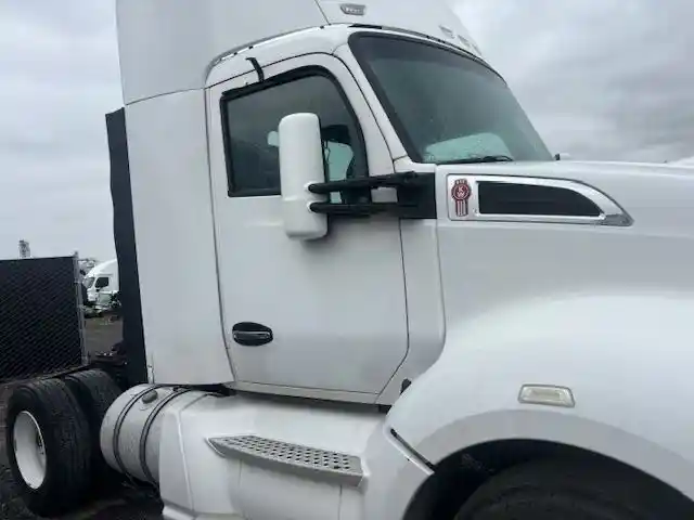 Image 7 of part Used 2014 Kenworth T680 Cab