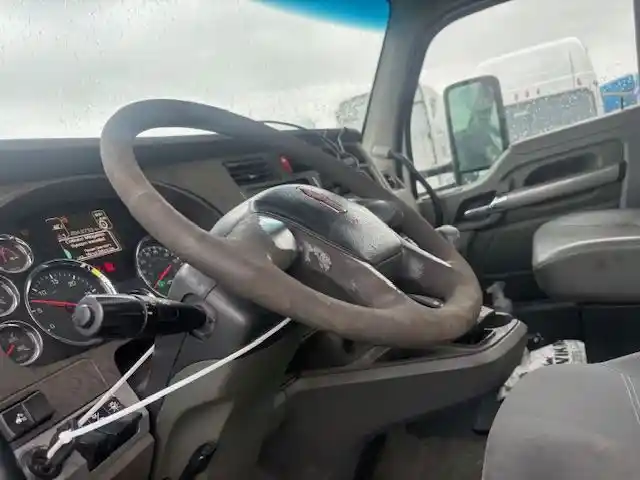 Image 4 of part Used 2014 Kenworth T680 Cab