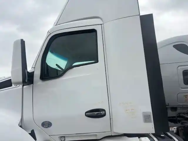Image 5 of part Used 2014 Kenworth T680 Cab