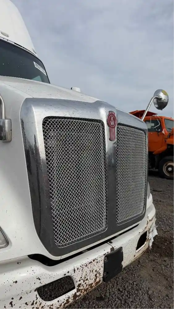 Image 4 of part Used 2014 Kenworth T680 Hood