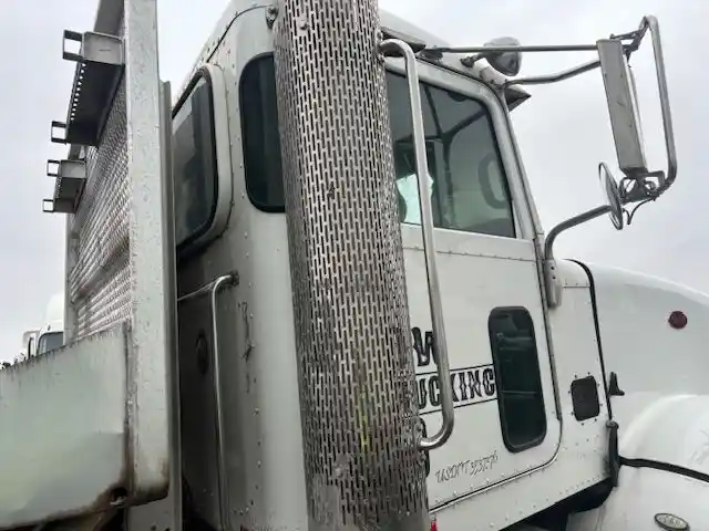 Image 4 of part Used 2014 Peterbilt 367 Cab