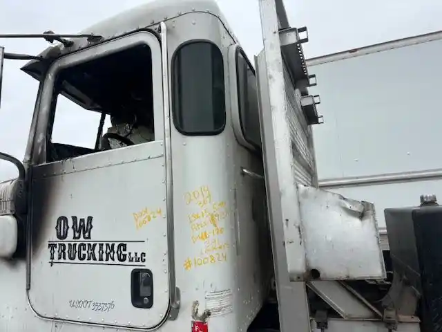 Image 5 of part Used 2014 Peterbilt 367 Cab