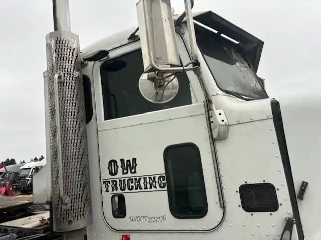 Image 2 of part Used 2014 Peterbilt 367 Cab