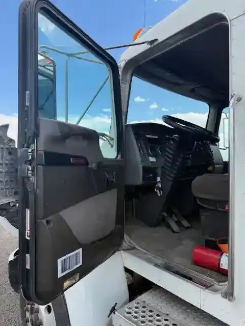 Image 8 of part Used 2015 Kenworth T370 Cab