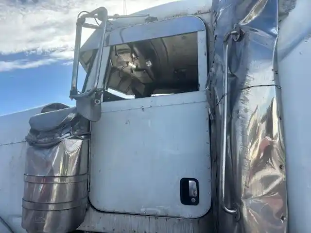 Image 6 of part Used 2015 Peterbilt 389 Cab